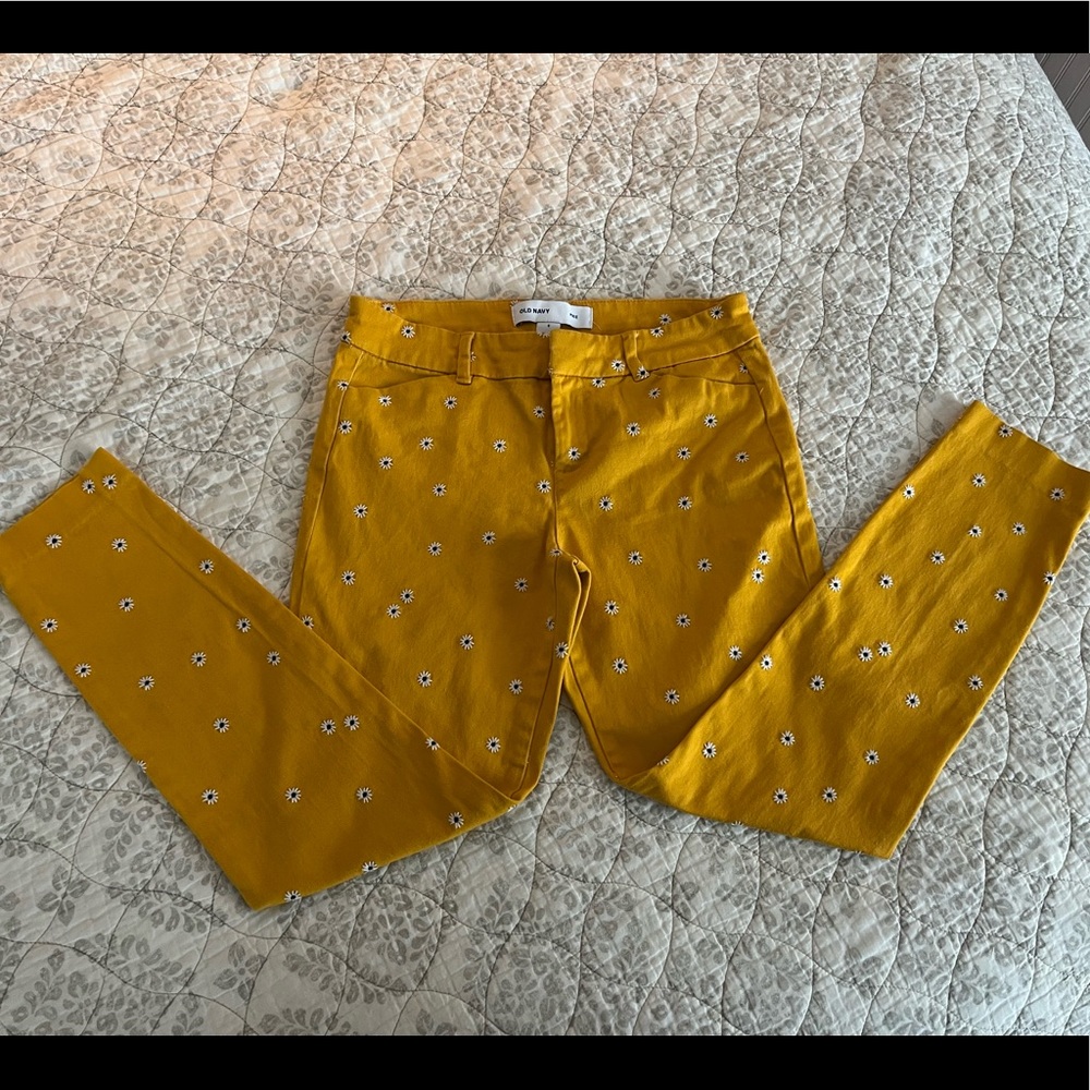 Old Navy Cropped Pixie Pants—Yellow with Embroidered Daisies